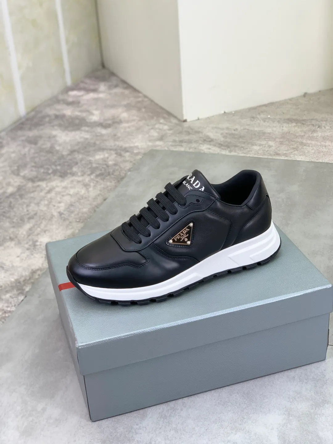 Men's shoes 💰P540 new (higher version) new PRADA (Prada) classic models are on the market at the same time, new men's shoes, 😘fabrics are selected from original imported calfskin. First layer of imported cowhide lining. The original version is awesome! 👍🏿Original open-molded non-slip PU outsole, with exquisite lines, simple and elegant, super comfortable and classy on foot, suitable for leisure travel. Code number: 38-45 (46 customized) 4️⃣ colors available
